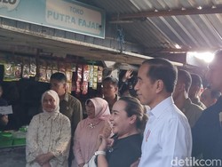 Jokowi Cek Harga Bahan Pokok di Pasar Dukuh Kupang Surabaya