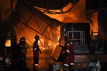 Penampakan Api Lalap Gudang Furnitur di Bekasi