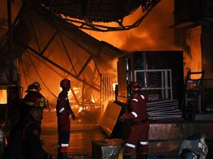 Penampakan Api Lalap Gudang Furnitur di Bekasi