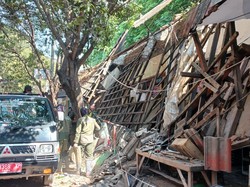 Teras 3 Kios Pasar Kebonagung Kota Pasuruan Ambruk, Pemkot: Sudah Rapuh