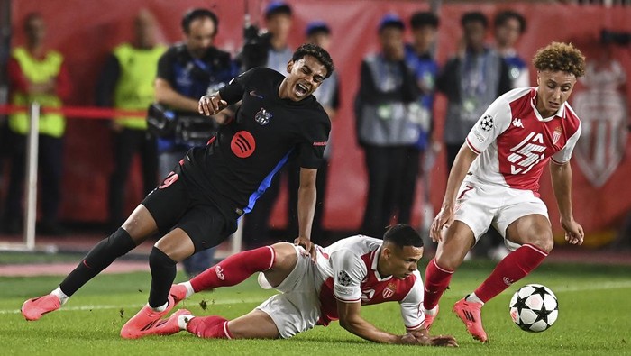 MONACO, MONACO - SEPTEMBER 19: Lamine Yamal of FC Barcelona is challenged by Vanderson De Oliveira Campos and Eliesse Ben Seghir of AS Monaco during the UEFA Champions League 2024/25 League Phase MD1 match between AS Monaco and FC Barcelona at Stade Louis II on September 19, 2024 in Monaco, Monaco. (Photo by Neal Simpson/Allstar/Getty Images)
