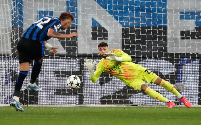 Liga Champions BERGAMO, ITALY - SEPTEMBER 19: David Raya of Arsenal saves a penalty taken by Mateo Retegui of Atalanta during the UEFA Champions League 2024/25 League Phase MD1 match between Atalanta BC and Arsenal FC at stadio di Bergamo on September 19, 2024 in Bergamo, Italy. (Photo by Timothy Rogers/Getty Images)