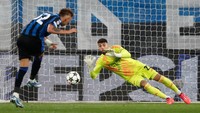 David Raya jadi pahlawan Arsenal. Raya menepis penalti Retegui di awal babak kedua. Retegui sambut bola rebound dengan sundulan, kembali digagalkan Raya (Getty Images)
