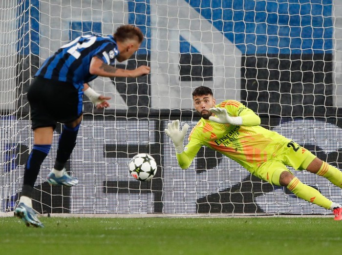 BERGAMO, ITALY - SEPTEMBER 19: David Raya of Arsenal saves a penalty taken by Mateo Retegui of Atalanta during the UEFA Champions League 2024/25 League Phase MD1 match between Atalanta BC and Arsenal FC at stadio di Bergamo on September 19, 2024 in Bergamo, Italy. (Photo by Timothy Rogers/Getty Images)