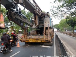Ada Mobil Crane Alami Gangguan, Lalin Pondok Indah Arah Simprug Macet Panjang