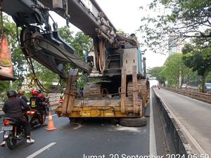 Ada Mobil Crane Alami Gangguan, Lalin Pondok Indah Arah Simprug Macet Panjang Ada Mobil Crane Alami Gangguan, Lalin Pondok Indah Arah Simprug Macet Panjang