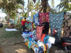 Tak Dapat Lapak Kampung Seni Borobudur, Pedagang Jualan di Seberang Jalan