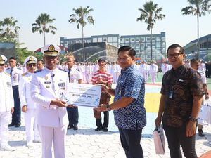10 Mapres Poltekpel Surabaya Dapat Beasiswa Rp 100 Juta dari PELNI