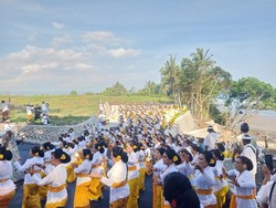 Tari Massal Iringi Prosesi Melaspas Jalan Terusan Pura Rambut Siwi