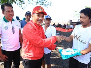 Pj Bupati Klungkung Serahkan DAK ke Kelompok Nelayan di Pantai Segara