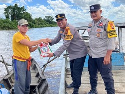Polisi Rohil Sosialisasi Pilkada Damai di Pesisir, 2 Jam Susuri Sungai Rokan
