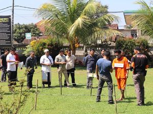 Polisi Rekonstruksi Pembunuhan Selingkuhan Istri di Kolam Air Panas Kintamani Polisi Rekonstruksi Pembunuhan Selingkuhan Istri di Kolam Air Panas Kintamani