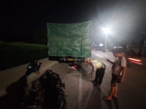 Pemotor di Palembang Tewas Usai Tabrak Truk yang Berhenti di Pinggir Jalan Pemotor di Palembang Tewas Usai Tabrak Truk yang Berhenti di Pinggir Jalan