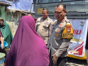 Polres Pelabuhan Makassar Bagikan Air Bersih ke Warga Terdampak Kekeringan Polres Pelabuhan Makassar Bagikan Air Bersih ke Warga Terdampak Kekeringan