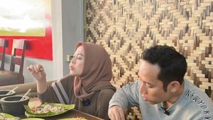 Potret Denny Cagur Kulineran Seru Bareng Istri dan Sahabat
