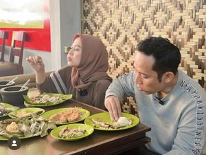 Potret Denny Cagur Kulineran Seru Bareng Istri dan Sahabat