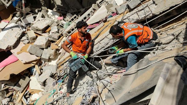 Potret Evakuasi Korban Serangan Israel dari Puing-puing di Gaza