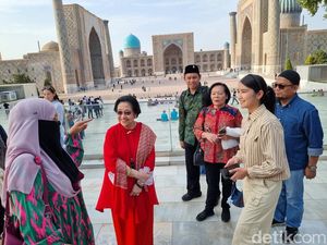Saat Megawati Diajak Foto oleh Warga Malaysia di Registan Square Samarkand