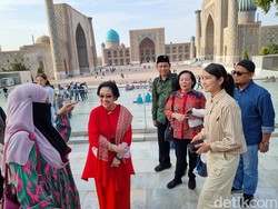 Saat Megawati Diajak Foto oleh Warga Malaysia di Registan Square Samarkand
