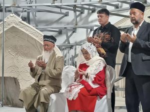 Momen Megawati Khusyuk Doa Saat Ziarah Makam Al Bukhari di Samarkand