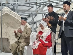 Momen Megawati Khusyuk Doa Saat Ziarah Makam Al Bukhari di Samarkand