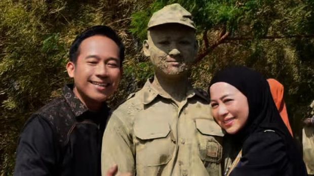 Momen Shanty dan Denny Cagur jenguk putranya yang tinggal di asrama