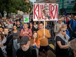 Ribuan Orang Gelar Demo Kritik Kebijakan Menteri Kebudayaan Slovakia