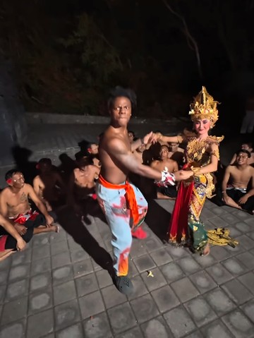 iShowSpeed Bikin Heboh Bali, Ikutan Tari Kecak di Uluwatu