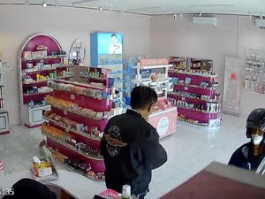Kronologi Sejoli Lansia Maling Uang Kembalian di Sleman Dilihat dari CCTV Kronologi Sejoli Lansia Maling Uang Kembalian di Sleman Dilihat dari CCTV