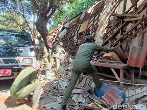 Teras 3 Kios di Pasar Kebonagung Pasuruan Ambruk, Pembeli Berlarian