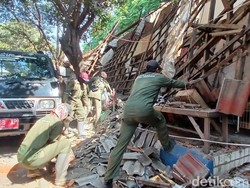 Teras 3 Kios di Pasar Kebonagung Pasuruan Ambruk, Pembeli Berlarian