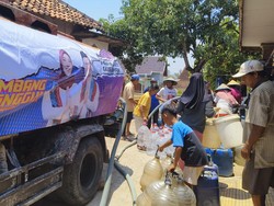 Vivit-Gus Umam Salurkan Air Bersih bagi Warga Rembang Terdampak Kekeringan
