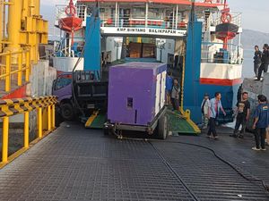 Truk Gandeng Tergelincir Saat Hendak Masuk Kapal di Pelabuhan Gilimanuk