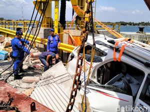 Mobil Tersenggol Truk Semen di Pelabuhan Jangkar Dievakuasi