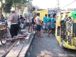 Sopir Ngantuk, Truk Pasir Tabrak PJU Lalu Terguling di Pantura Pasuruan