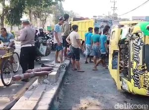 Sopir Ngantuk, Truk Pasir Tabrak PJU Lalu Terguling di Pantura Pasuruan Sopir Ngantuk, Truk Pasir Tabrak PJU Lalu Terguling di Pantura Pasuruan
