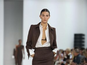 Pacar Eksis di Milan Fashion Week, Leonardo DiCaprio Setia Mendukung