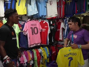 YouTuber IShowSpeed Minta Jersey Ronaldo-Messi di Pasar Ubud Tak Disandingkan YouTuber IShowSpeed Minta Jersey Ronaldo-Messi di Pasar Ubud Tak Disandingkan