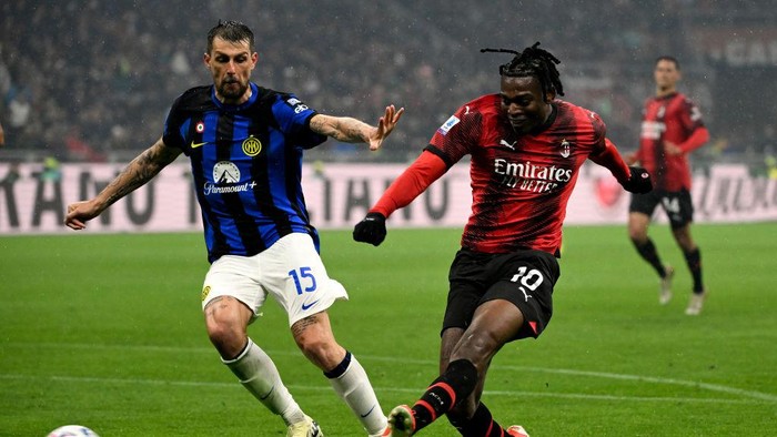 Francesco Acerbi of FC Internazionale and Rafael Leao of AC Milan during the Serie A football match between AC Milan and FC Internazionale at San Siro stadium. Milan (Italy), April 22nd, 2024.  (Photo by Elianton/Mondadori Portfolio via Getty Images)