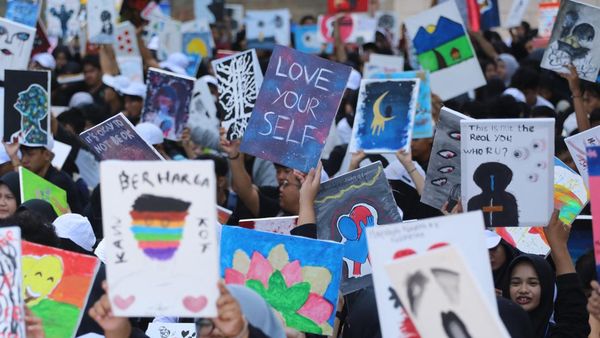 Aksi Melukis Massal Kampanyekan Kesehatan Mental di Surabaya