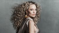 7 Penampilan Baru Angelina Jolie dengan Rambut Keriting, Bikin Pangling