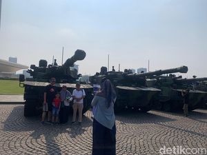 Warga Padati Pameran Alutsista Ramaikan HUT Ke-79 TNI di Monas