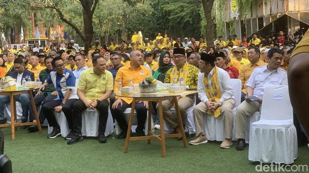 Bacagub DKI Jakarta, Ridwan Kamil (RK), mengikuti gelar apel Tim Pemenangan di DPD Golkar. RK mengaku diberi pesan oleh Presiden terpilih Prabowo Subianto. (Taufiq S/detikcom)