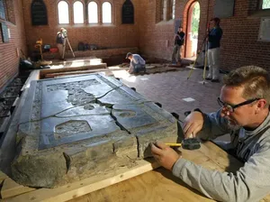 Misteri Batu Nisan Tertua di Amerika Terungkap Misteri Batu Nisan Tertua di Amerika Terungkap