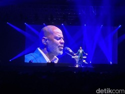 Brian McKnight Berkaca-kaca di Panggung Jakarta