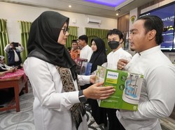 Bupati Banyuwangi Ipuk Berikan Bantuan Alat Usaha untuk Lulusan SMK