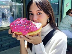 Cantiknya Aurelie Moremans Saat Ngemil Donat dan Cicip Ulat Sagu di Papua Cantiknya Aurelie Moremans Saat Ngemil Donat dan Cicip Ulat Sagu di Papua