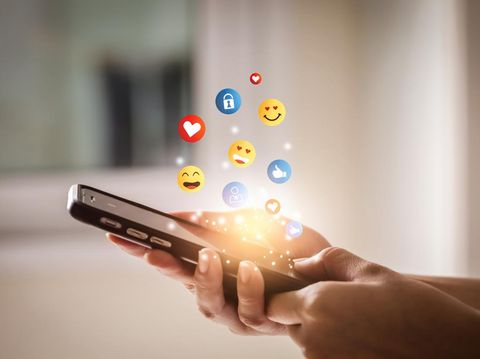 Ilustrasi emoji Foto: Getty Images/iStockphoto/Jay_Zynism