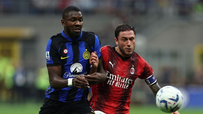 MILAN, ITALY - SEPTEMBER 16: Marcus Thuram of FC Internazionale and Davide Calabria of AC Milan battle for the ball during the Serie A TIM match between FC Internazionale and AC Milan at Stadio Giuseppe Meazza on September 16, 2023 in Milan, Italy. (Photo by Francesco Scaccianoce/Getty Images)