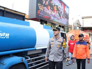 Polres Lamongan Salurkan 85 Ribu Liter Air Bersih untuk Bantu Warga Polres Lamongan Salurkan 85 Ribu Liter Air Bersih untuk Bantu Warga